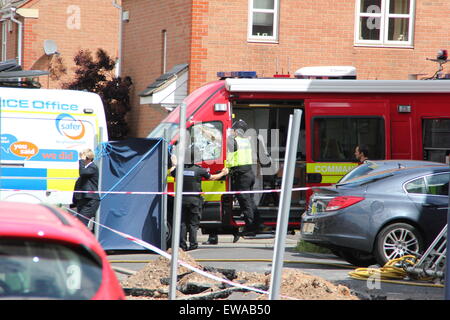 Langley mill, DERBYSHIRE REGNO UNITO. Il 21 giugno 2015. Tre persone sono morte in una casa di fuoco a Langley mulino. polizia erano chiamati a una casa in north street a 4.04am oggi (domenica, 21 giugno) a seguito di segnalazioni di incendio. Un uomo, donna e bambino di sesso femminile sono morti a seguito dell'incendio che gravemente danneggiato la casa e una macchina parcheggiata fuori. Credito: Deborah vernon/alamy live news Foto Stock