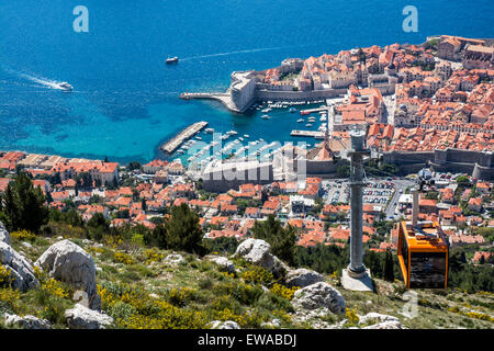 La città vecchia e il porto dalla collina srdj stazione della funivia, Dubrovnik, Croazia Foto Stock