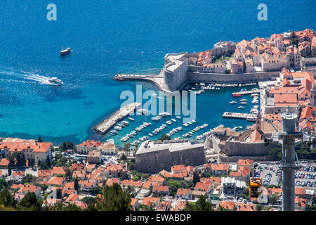 Porto vecchio della città dalla collina srdj stazione della funivia, Dubrovnik, Croazia Foto Stock