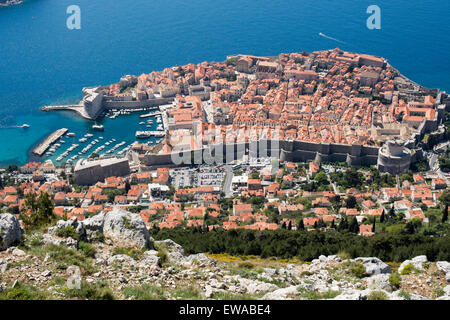 La città vecchia e il porto dalla collina srdj stazione della funivia, Dubrovnik, Croazia Foto Stock