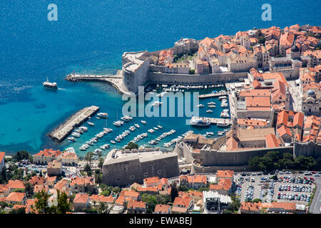 Porto vecchio della città dalla collina srdj stazione della funivia, Dubrovnik, Croazia Foto Stock