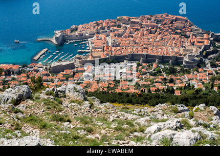 La città vecchia e il porto dalla collina srdj stazione della funivia, Dubrovnik, Croazia Foto Stock