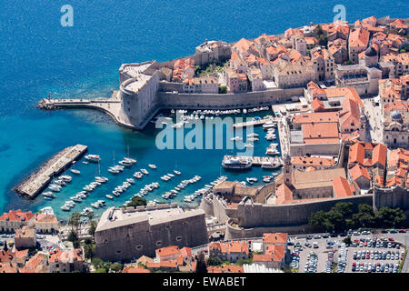 Porto vecchio della città dalla collina srdj stazione della funivia, Dubrovnik, Croazia Foto Stock