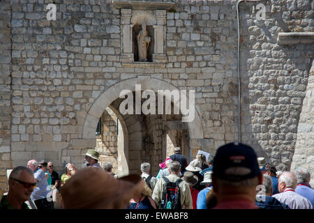 I turisti a cancello PLOCE ingresso alla città vecchia, Dubrovnik, Croazia Foto Stock