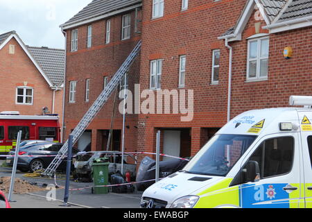 Langley mill, DERBYSHIRE REGNO UNITO. Il 21 giugno 2015. Tre persone sono morte in una casa di fuoco a Langley mulino. polizia erano chiamati a una casa in north street a 4.04am oggi (domenica, 21 giugno) a seguito di segnalazioni di incendio. Un uomo, donna e bambino di sesso femminile sono morti a seguito dell'incendio che gravemente danneggiato la casa e una macchina parcheggiata fuori. Credito: Deborah vernon/alamy live news Foto Stock