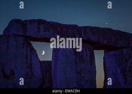 Avebury, UK. Il 21 giugno, 2015. Solstizio d'Estate a Stonehenge Credito: Guy Corbishley/Alamy Live News Foto Stock