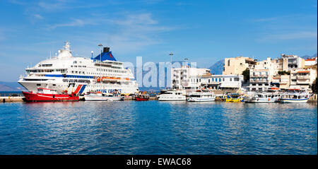 AGIOS NIKOLAOS, Grecia. La nave di crociera e le barche nel porto della città vecchia. Foto Stock