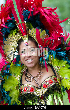 Preston, Lancashire, Regno Unito 21 Giugno 2015. Annuale del Carnevale Caraibico. Preston celebra la quarantunesima edizione del Caribbean Carnival una celebrazione della cultura dei Caraibi, arti, cibo, l'intrattenimento e le prestazioni. Il carnevale è organizzato da un team di volontari che lavorano instancabilmente per tutto l'anno di pianificazione, organizzazione e l'esecuzione del caso che è il più grande e più lunga celebrazione culturale a Preston al di fuori del Preston Guild. Foto Stock