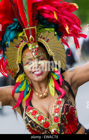 Preston, Lancashire, Regno Unito 21 Giugno 2015. Annuale del Carnevale Caraibico. Preston celebra la quarantunesima edizione del Carnevale Caraibico una celebrazione di cultura, arti, cibo, l'intrattenimento e le prestazioni. Il carnevale è organizzato da un team di volontari che lavorano instancabilmente per tutto l'anno di pianificazione, organizzazione e l'esecuzione del caso che è il più grande e più lunga celebrazione culturale a Preston al di fuori del Preston Guild. Foto Stock