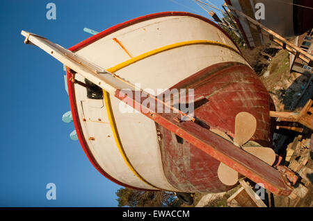 In legno barca di pesca presso il cantiere navale di Mirina, Saint Nicholas area. Isola di Limnos, Grecia. Foto Stock