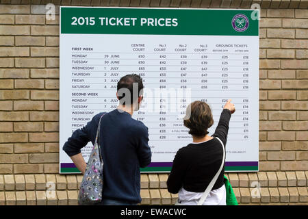 Wumbledon Londra, Regno Unito. Il 21 giugno 2015. La gente guarda a una scheda che illustra i vari prezzi dei biglietti per il 2015 Wimbledon Tennis Championships Credito: amer ghazzal/Alamy Live News