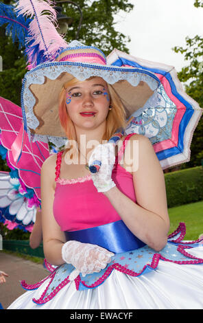 Preston, Lancashire, Regno Unito 21 Giugno 2015. Ruth Phillips all'annuale del Carnevale Caraibico. Preston celebra la quarantunesima edizione del Caribbean Carnival una celebrazione della cultura dei Caraibi, arti, cibo, l'intrattenimento e le prestazioni. Il carnevale è organizzato da un team di volontari che lavorano instancabilmente per tutto l'anno di pianificazione, organizzazione e l'esecuzione del caso che è il più grande e più lunga celebrazione culturale a Preston al di fuori del Preston Guild. Credito: Mar fotografico/Alamy Live News Foto Stock