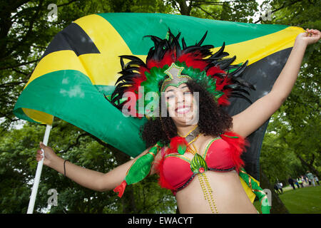 Preston, Lancashire, Regno Unito 21 Giugno 2015. Shannon Fogarthy all annuale del Carnevale Caraibico. Preston celebra la quarantunesima edizione del Caribbean Carnival una celebrazione della cultura dei Caraibi, arti, cibo, l'intrattenimento e le prestazioni. Il carnevale è organizzato da un team di volontari che lavorano instancabilmente per tutto l'anno di pianificazione, organizzazione e l'esecuzione del caso che è il più grande e più lunga celebrazione culturale a Preston al di fuori del Preston Guild. Foto Stock