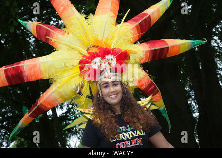 Preston, Lancashire, Regno Unito 21 Giugno 2015. Nicole Stevens, 15 lacrime vecchio, a carnevale regina al annuale del Carnevale Caraibico. Preston celebra la quarantunesima edizione del Caribbean Carnival una celebrazione della cultura dei Caraibi, arti, cibo, l'intrattenimento e le prestazioni. Il carnevale è organizzato da un team di volontari che lavorano instancabilmente per tutto l'anno di pianificazione, organizzazione e l'esecuzione del caso che è il più grande e più lunga celebrazione culturale a Preston al di fuori del Preston Guild. Foto Stock