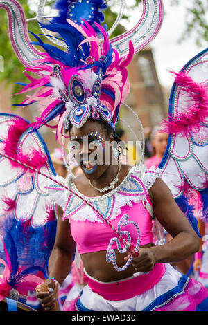 Preston, Lancashire, Regno Unito 21 Giugno 2015. Annuale del Carnevale Caraibico. Preston celebra la quarantunesima edizione del Caribbean Carnival una celebrazione della cultura dei Caraibi, arti, cibo, l'intrattenimento e le prestazioni. Il carnevale è organizzato da un team di volontari che lavorano instancabilmente per tutto l'anno di pianificazione, organizzazione e l'esecuzione del caso che è il più grande e più lunga celebrazione culturale a Preston al di fuori del Preston Guild. Credito: Mar fotografico/Alamy Live News Foto Stock