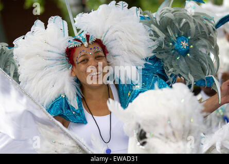 Preston, Lancashire, Regno Unito 21 Giugno 2015. Annuale del Carnevale Caraibico. Preston celebra la quarantunesima edizione del Caribbean Carnival una celebrazione della cultura dei Caraibi, arti, cibo, l'intrattenimento e le prestazioni. Il carnevale è organizzato da un team di volontari che lavorano instancabilmente per tutto l'anno di pianificazione, organizzazione e l'esecuzione del caso che è il più grande e più lunga celebrazione culturale a Preston al di fuori del Preston Guild. Foto Stock