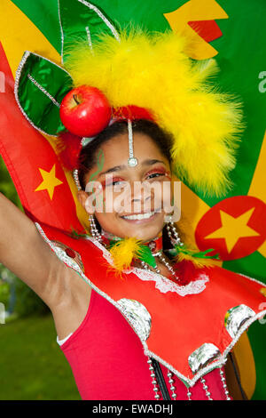 Preston, Lancashire, Regno Unito 21 Giugno 2015. Enya Hoad. 11 anni all'annuale del Carnevale Caraibico. Preston celebra la quarantunesima edizione del Caribbean Carnival una celebrazione della cultura dei Caraibi, arti, cibo, l'intrattenimento e le prestazioni. Il carnevale è organizzato da un team di volontari che lavorano instancabilmente per tutto l'anno di pianificazione, organizzazione e l'esecuzione del caso che è il più grande e più lunga celebrazione culturale a Preston al di fuori del Preston Guild. Foto Stock