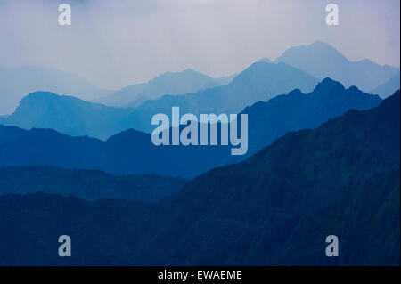 Guardando attraverso il lago di Garda, dalla cima della collina al di sopra di Malcesine alle Alpi gamme della montagna Foto Stock