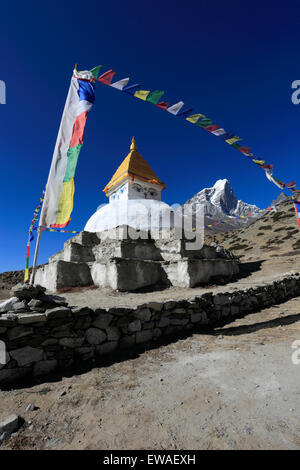 Stupa buddisti con la preghiera le bandiere, villaggio Dingboche, Imja Khola River Valley, Dingboche Pass, campo base Everest trek, Sagarmatha Foto Stock