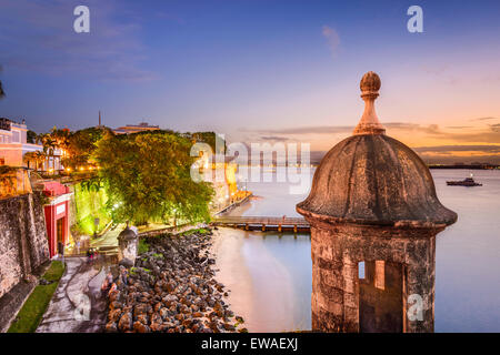 San Juan, Puerto Rico vecchie mura della città al crepuscolo. Foto Stock