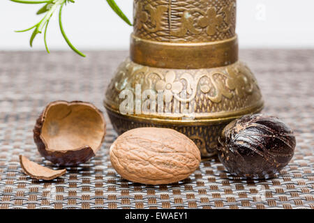 Bio noce moscata con la fresa e rosmarino Foto Stock