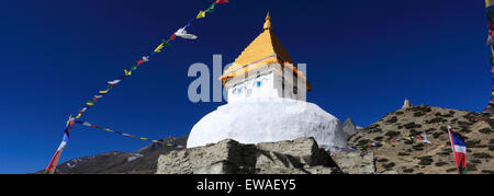 Stupa buddisti con la preghiera le bandiere, villaggio Dingboche, Imja Khola River Valley, Dingboche Pass, campo base Everest trek, Sagarmatha Foto Stock