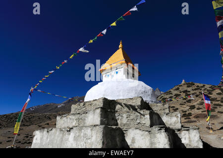 Stupa buddisti con la preghiera le bandiere, villaggio Dingboche, Imja Khola River Valley, Dingboche Pass, campo base Everest trek, Sagarmatha Foto Stock