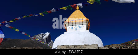 Stupa buddisti con la preghiera le bandiere, villaggio Dingboche, Imja Khola River Valley, Dingboche Pass, campo base Everest trek, Sagarmatha Foto Stock