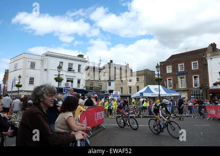 Wallingford, Oxfordshire, Regno Unito. Il 21 giugno, 2015. Il Wallingford festival della bicicletta è un intero giorno di eventi in bicicletta sia su strada e fuoristrada; per i piloti Elite e neofiti. Racing, dimostrazioni, mountain bike, sportives e centro città criterium gare. Credito: stuart emmerson/Alamy Live News Foto Stock