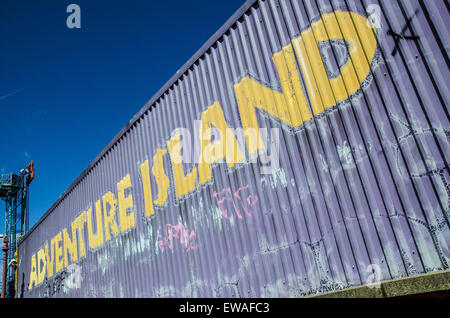 La parte posteriore di Adventure Island, Southend, con un alterato e segno irregolare su acciaio ondulato Foto Stock