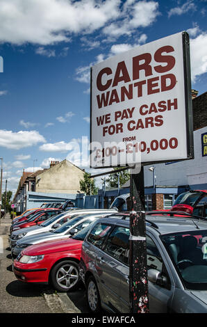 Un parcheggio auto a Westcliff on Sea, Essex, che offre di comprare auto in contanti Foto Stock