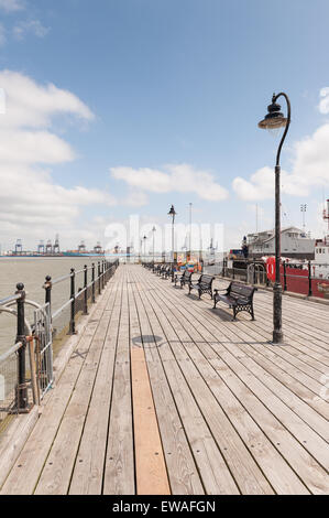 Il vecchio Ha'penny pier halfpenny Harwich con Felixstowe porto sullo sfondo Foto Stock