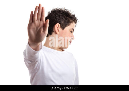 Teen caucasici con acne pelle in un bianco maniche lunghe t-shirt sorrisi facendo parlare con la mano il gesto con la mano destra Foto Stock