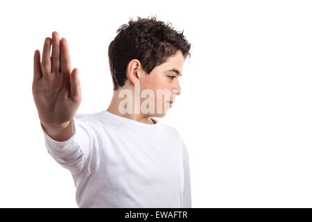 Teen caucasici con acne pelle in un bianco maniche lunghe t-shirt sorrisi facendo parlare con la mano il gesto con la mano destra Foto Stock