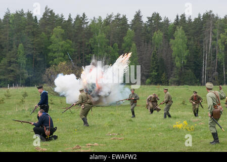 RUSSIA, CHERNOGOLOVKA - 17 Maggio: Uomini non identificati in uniforme militare eseguire sotto attacco esplosione sulla storia rievocazione storica della battaglia della guerra civile nel 1914-1919, 17 maggio 2014, Russia Foto Stock