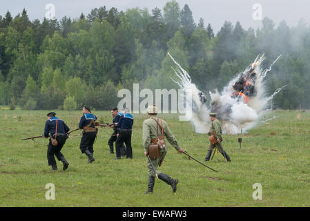 RUSSIA, CHERNOGOLOVKA - 17 Maggio: Uomini non identificati in uniforme militare eseguire sotto attacco esplosione sulla storia rievocazione storica della battaglia della guerra civile nel 1914-1919, 17 maggio 2014, Russia Foto Stock