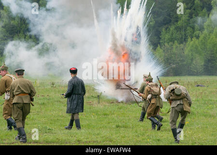 RUSSIA, CHERNOGOLOVKA - 17 Maggio: Uomini non identificati in uniforme militare eseguire sotto attacco esplosione sulla storia rievocazione storica della battaglia della guerra civile nel 1914-1919, 17 maggio 2014, Russia Foto Stock