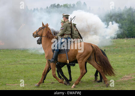 RUSSIA, CHERNOGOLOVKA - 17 Maggio: soldati di cavalleria corsa sulla storia rievocazione storica della battaglia della guerra civile nel 1914-1919, 17 maggio 2014, Russia Foto Stock