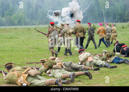 RUSSIA, CHERNOGOLOVKA - 17 Maggio: Kornilovs escursionismo squad giacente su erba e sparare sulla storia rievocazione storica della battaglia della guerra civile nel 1914-1919, 17 maggio 2014, Russia Foto Stock