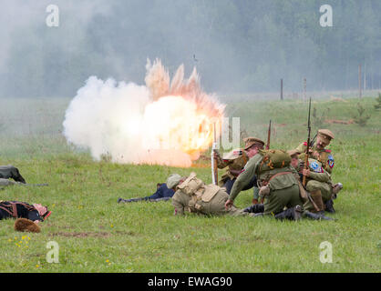 RUSSIA, CHERNOGOLOVKA - 17 Maggio: Uomini non identificati in uniforme militare sedersi sulla terra sotto attacco esplosione sulla storia rievocazione storica della battaglia della guerra civile nel 1914-1919, 17 maggio 2014, Russia Foto Stock