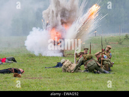 RUSSIA, CHERNOGOLOVKA - 17 Maggio: Uomini non identificati in uniforme militare sedersi sulla terra sotto attacco esplosione sulla storia rievocazione storica della battaglia della guerra civile nel 1914-1919, 17 maggio 2014, Russia Foto Stock