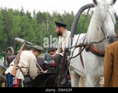 RUSSIA, CHERNOGOLOVKA - 17 Maggio: Uomini non identificati caricare mitragliatrice sul carrello sulla storia rievocazione storica della battaglia della guerra civile nel 1914-1919, 17 maggio 2014, Russia Foto Stock