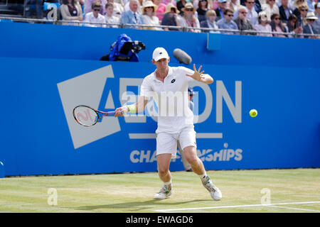 Londra, Regno Unito. Il 21 giugno, 2015. Queens Aegon campionato di tennis. Finale tra Andy Murray (GBR) &AMP; Kevin Anderson (RSA). Kevin Anderson in azione Credit: Azione Plus sport/Alamy Live News