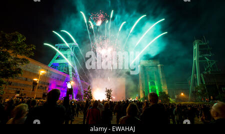 Gli ospiti godono di fuochi d'artificio di Essen, in Germania il 20 giugno 2015. Il 'ExtraSchicht - La Notte di cultura industriale' è il suo quindicesimo anno offre un tour di notte nel suo programma. I partecipanti di 20 città e 45 luoghi con circa 2.000 artisti partecipano. Old industrial reliquie del passato sono portati alla vita con fuochi d'artificio, musica, danza e teatro. Foto: Marcel Kusch/dpa Foto Stock