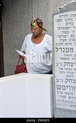 Ritratto di un religioso donna cristiana di recitare una preghiera personale a un santo ebraica sito in Cambria Heights, Queens, a New York Foto Stock