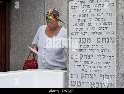 Ritratto di un religioso donna cristiana di recitare una preghiera personale a un santo ebraica sito in Cambria Heights, Queens, a New York Foto Stock