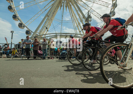 Brighton, Regno Unito, 21 giugno 2015. I ciclisti passano davanti al Brighton ruota. Gli astanti guardare dietro barriere. Credito: Slawek Staszczuk/Alamy Live News Foto Stock