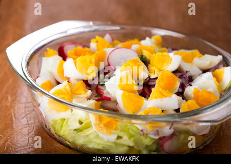 In prossimità di alcuni fresca insalata mista con uovo Foto Stock