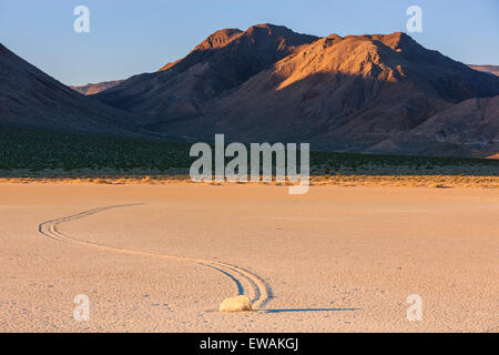 Sunrise in pista nel Parco Nazionale della Valle della Morte in California, Stati Uniti d'America Foto Stock