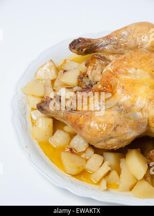 Pollo arrosto con patate isolati su sfondo bianco Foto Stock